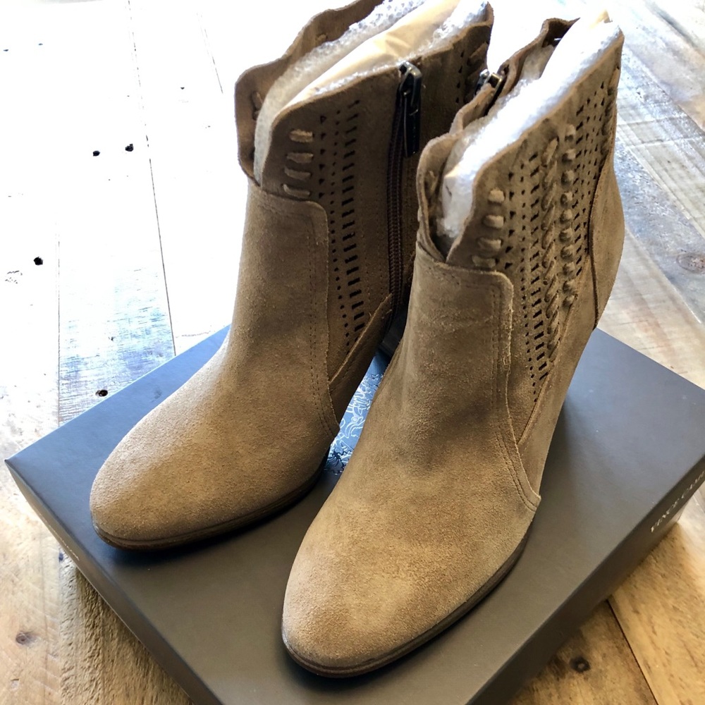 NIB Vince Camuto Fenyia Suede Ankle Bootie, 8.5M